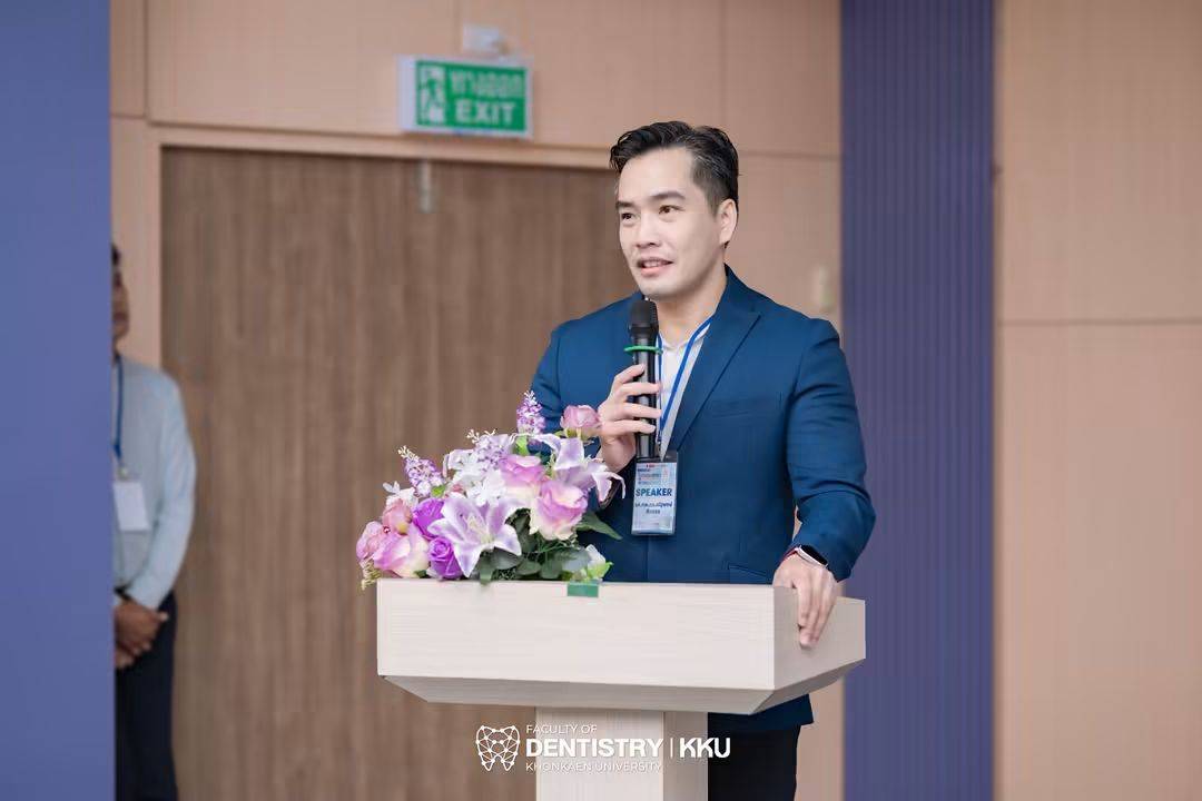 รองศาสตราจารย์ ทันตแพทย์ ดร.ณัฐพงษ์ กันตรง วิทยากร และผู้ดำเนินรายการ การอบรมเชิงปฏิบัติการ “SUCCESS KEYS IN ENDODONTIC RETREATMENT” เมื่อวันที่ 9 กันยายน 2569 ณ คณะทันตแพทยศาสตร์ มหาวิทยาลัยขอนแก่น
